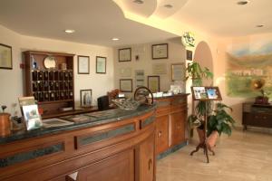 una tienda de vinos con una barra en una habitación en Hotel La Grotte en San Donato Val di Comino