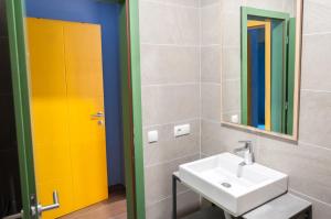Koupelna v ubytování Ura Hostel + 34 fotografií