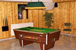 Biliár nebo kulečník v ubytování Hotel L’Ermita B&B