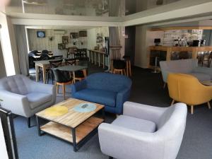 Agape Hotel Niort- Bessines tesisinde lounge veya bar alanı