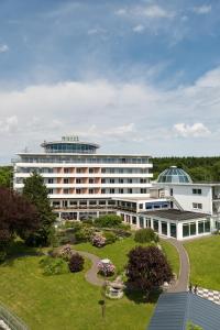 un hotel con un parque enfrente en Wildpark Hotel, en Bad Marienberg