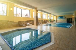 dwa duże baseny w dużym pokoju w obiekcie Hotel Tatra w Zakopanem