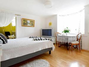 1 dormitorio con cama, mesa y TV en One-Bedroom Holiday home in Lysekil 11, en Lysekil
