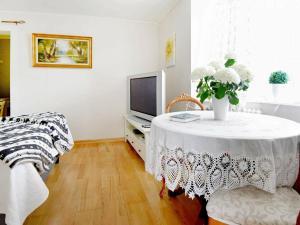 sala de estar con mesa y TV en One-Bedroom Holiday home in Lysekil 11, en Lysekil