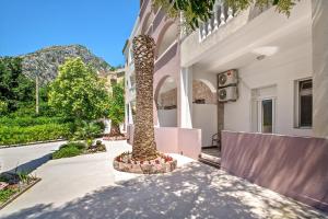 una palmera en el patio de un edificio en Apartments Villa Popovic, en Kotor