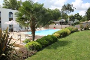 Agape Hotel Niort- Bessines游泳池或附近泳池