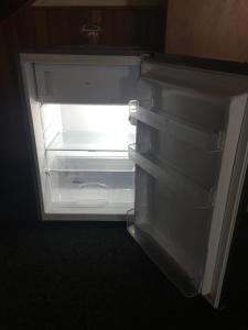 einem leeren Kühlschrank mit offener Tür in einem Zimmer in der Unterkunft Pension Milštejn in Rousínov