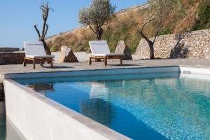 Бассейн в Astarte Luxury Apartments или поблизости