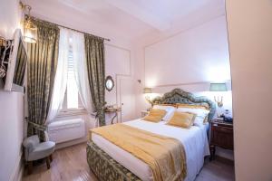 - une chambre avec un grand lit et une fenêtre dans l'établissement Stanze del David Place, à Florence