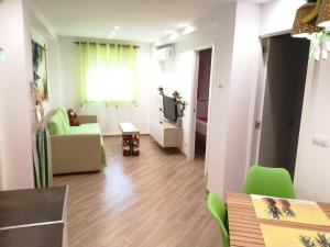 salon z kanapą i telewizorem w obiekcie Wonder Nerja Paraiso Apartamento w mieście Nerja