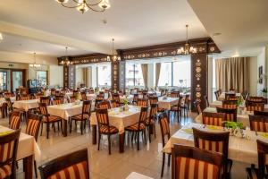 jadalnia ze stołami i krzesłami w obiekcie Hotel Tatra w Zakopanem