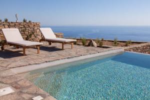Бассейн в Astarte Luxury Apartments или поблизости