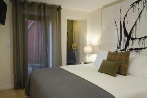 ein Schlafzimmer mit einem großen weißen Bett und einem Fenster in der Unterkunft Oporto Wall Apartments in Porto