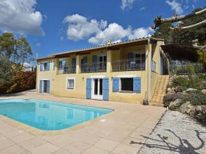 une maison avec une piscine en face de celle-ci dans l'établissement Spacious villa with private swimming pool fabulous view near C te d Azur, à Vidauban