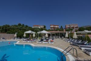 Bazén v ubytování Pelagos Apartments nebo v jeho okolí