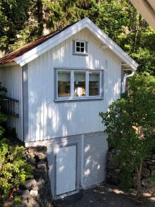 a white garage with a window on the side of it at Lyckorna 62:1 in Ljungskile