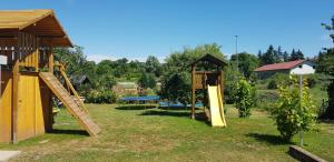 einen Park mit Spielplatz mit Rutsche und Spielstruktur in der Unterkunft Ella's Wolke Appartements - EW1 in Zweibrücken