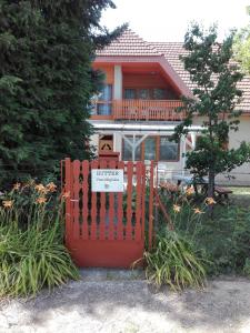 サーントードにあるHutter Vendégházの家の前の看板入り赤門