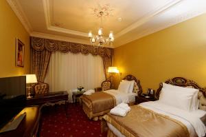 เตียงในห้องที่ Meyra Palace