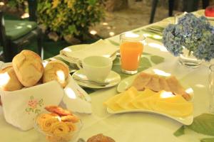 una mesa cubierta con platos de pan y zumo de naranja en Quinta de Favaes, en Paredes de Coura