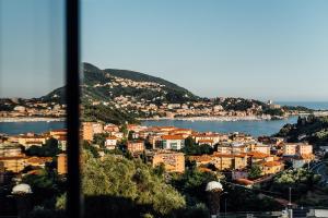 - une vue sur la ville et une étendue d'eau dans l'établissement La Maison Golfo dei Poeti, à Lerici