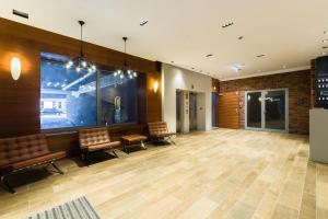 a lobby with benches and a large window at Zefiro Chmielna in Gdańsk +41 photos