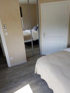 Postel nebo postele na pokoji v ubytování chez michel et sylviane Gite1