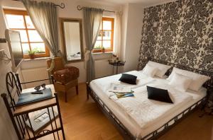 En eller flere senge i et værelse på Landhotel Kallstadt
