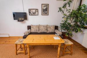 a living room with a couch and a table at Toni's Guest House in Melnik