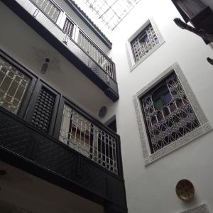 - un bâtiment avec portes et fenêtres en fer forgé dans l'établissement 105 Kasbah de Boujloud Fes Morocco., à Fès