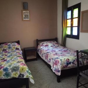 - une chambre avec 2 lits et une fenêtre dans l'établissement 105 Kasbah de Boujloud Fes Morocco., à Fès