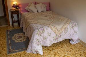 Säng eller sängar i ett rum på La Casa di Mary