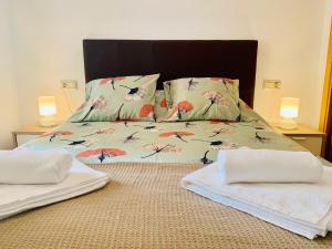 ein Schlafzimmer mit einem Bett mit zwei Handtüchern darauf in der Unterkunft Homely Málaga Parras con terraza interior in Málaga
