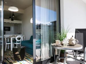 einen Balkon mit einem Tisch und einem Esszimmer in der Unterkunft VacationClub – Baltic Park Molo Apartament C104 in Świnoujście