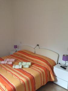 een slaapkamer met een bed met twee knuffels erop bij Ginepro family in Valledoria