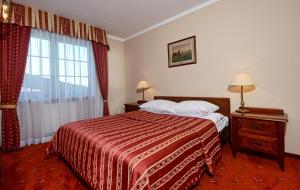 Posteľ alebo postele v izbe v ubytovaní Hotel Żubrówka Spa & Wellness