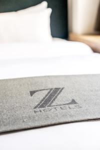 un primer plano de una alfombra con el logotipo Z en The Z Hotel Glasgow, en Glasgow