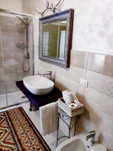 uma casa de banho com um lavatório e um espelho em Bravo 18 em Verona