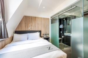1 dormitorio con 1 cama y ducha acristalada en The Z Hotel Glasgow, en Glasgow