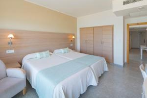 A bed or beds in a room at HSM Golden Playa