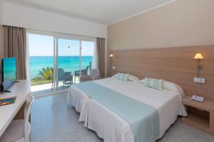 A bed or beds in a room at HSM Golden Playa