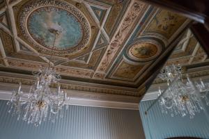 ジェノヴァにあるホテル ブリストル パレスの天井にシャンデリアが掛けられている