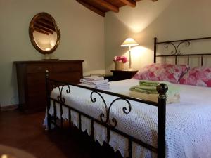 タオルミーナにあるA Casa da Paolaのベッドルーム1室(鏡付きベッド1台、ドレッサー付)