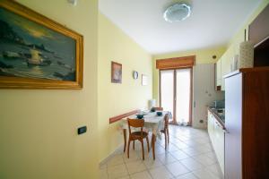 a kitchen with a table and chairs in a room at B&B Nonno Michele in Fisciano