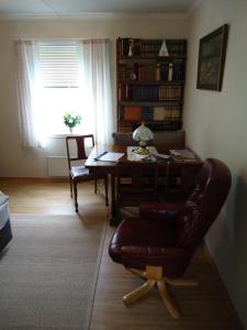 Peaceful Farm في Bøstad: غرفة معيشة مع مكتب وكرسي وطاولة