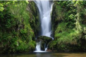 a waterfall in the middle of a river at Apartamento en 1ª línea de la Playa de Covas - Viveiro (Lugo) in Viveiro