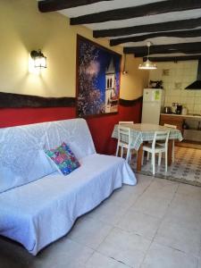 een woonkamer met een bank en een tafel bij Iturbe1 in Busturia