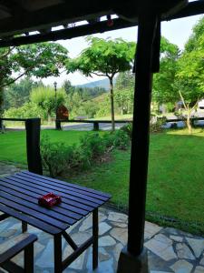 una mesa de picnic en un parque con vistas en Iturbe1, en Busturia