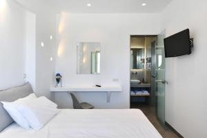 Ένα ή περισσότερα κρεβάτια σε δωμάτιο στο Lorenzo Studios and Suites Paros