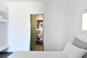 A bathroom at Lorenzo Studios and Suites Paros Még 37 kép